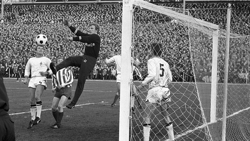 Gladbacher Legende: Torhüter Wolfgang Kleff 1969 im Bundesligaspiel gegen den 1. FC Köln. Gladbacher Legende: Torhüter Wolfgang Kleff 1969 im Bundesligaspiel gegen den 1. FC Köln.