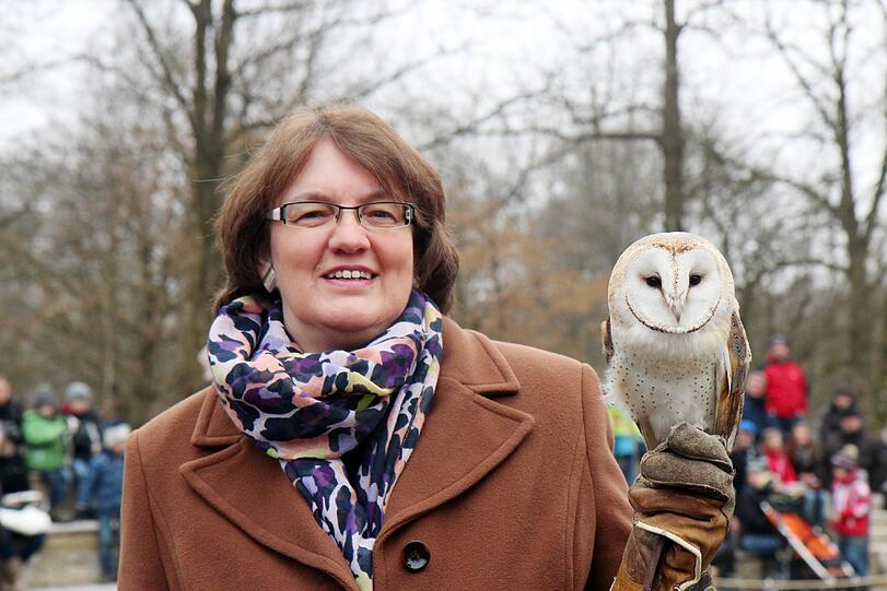 Bürgermeisterin Christine Strobl mit Schleiereule Tyto: Die Greifvogel-Show im Tierpark hat jetzt eine richtige Zuschauertribüne bekommen.