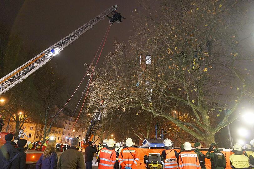Das Lager der Flüchtlinge am Sendlinger Tor Platz wird von Einsatzkräften geräumt - die Bilder!