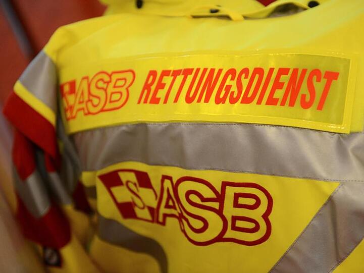 Das Logo des Arbeiter-Samariter-Bundes (ASB) am Rande einer Pressekonferenz. Foto: Jens Kalaene/zb/dpa