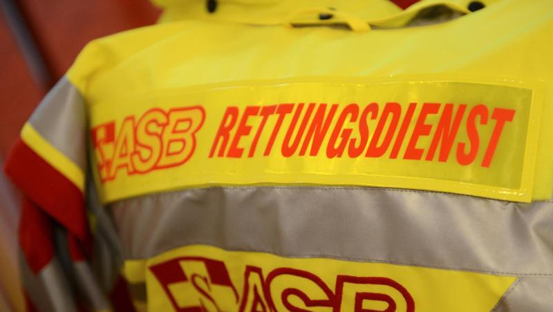 Das Logo des Arbeiter-Samariter-Bundes (ASB) am Rande einer Pressekonferenz. Foto: Jens Kalaene/zb/dpa Das Logo des Arbeiter-Samariter-Bundes (ASB) am Rande einer Pressekonferenz. Foto: Jens Kalaene/zb/dpa
