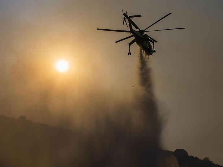 Ein Hubschrauber in Moreno Valley während eines Einsatzes.