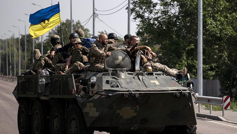 Ukrainische Soldaten fahren auf einem Panzer in der Region Donezk.