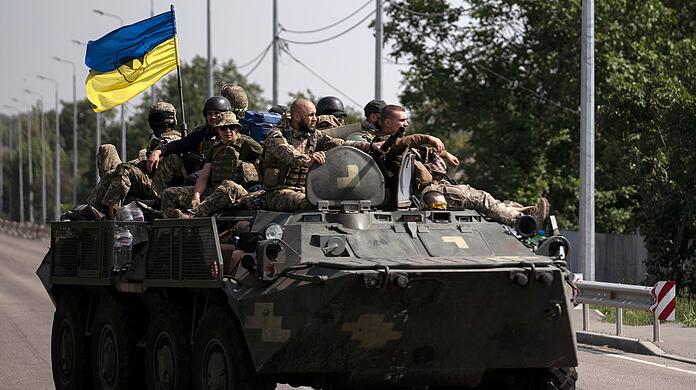Ukrainische Soldaten fahren auf einem Panzer in der Region Donezk.