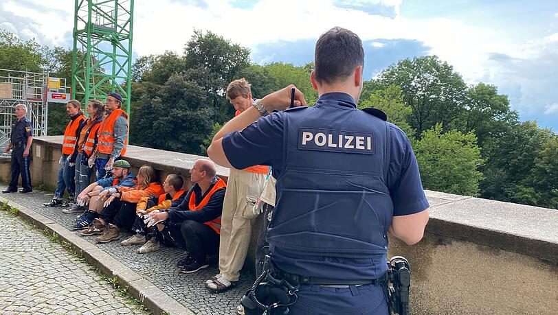 Die Polizei kontrolliert Aktivisten der "Letzten Generation" am Maximilianeum. Die Polizei kontrolliert Aktivisten der "Letzten Generation" am Maximilianeum.