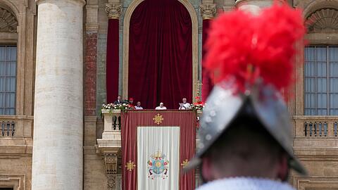 Im Rollstuhl wurde der Papst auf den Balkon des Petersdoms gebracht.