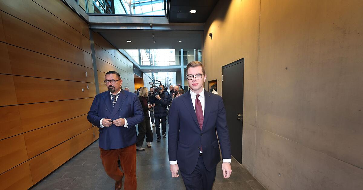 Rechtsradikale-Musik-auf-USB-Stick-aus-Halembas-Zimmer