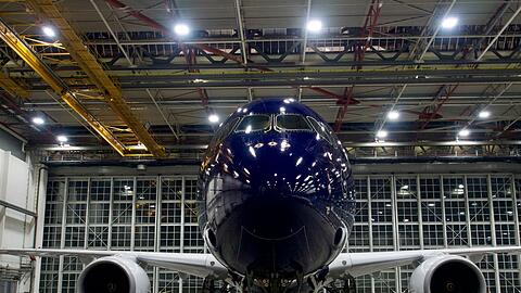 Ein neuer Airbus A350-900 der Lufthansa mit Jubil&auml;ums-Sonderlackierung.