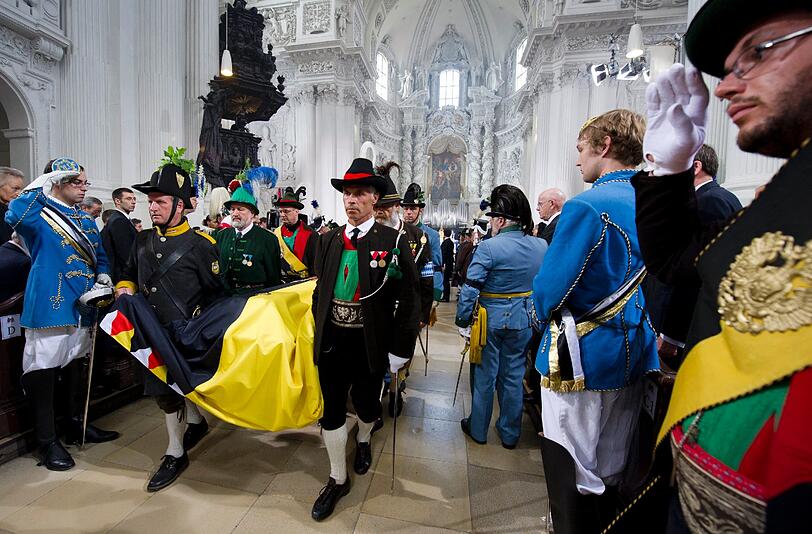 Der Sarg wird aus der Theatinerkirche getragen.
