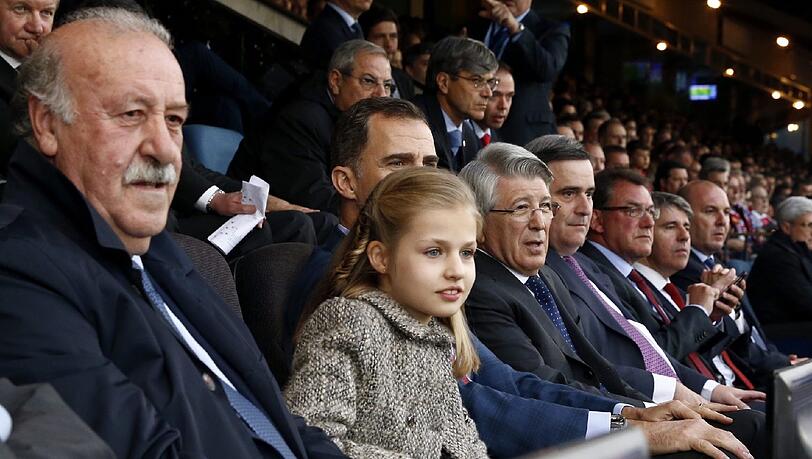 König Felipe mit seiner ältesten Tochter Leonor im Estadio Vicente Calderón in Madrid König Felipe mit seiner ältesten Tochter Leonor im Estadio Vicente Calderón in Madrid