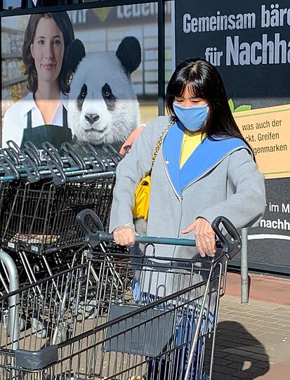 Soyeon Schröder-Kim trägt beim Einkaufen oder Spazierengehen einen Mundschutz.