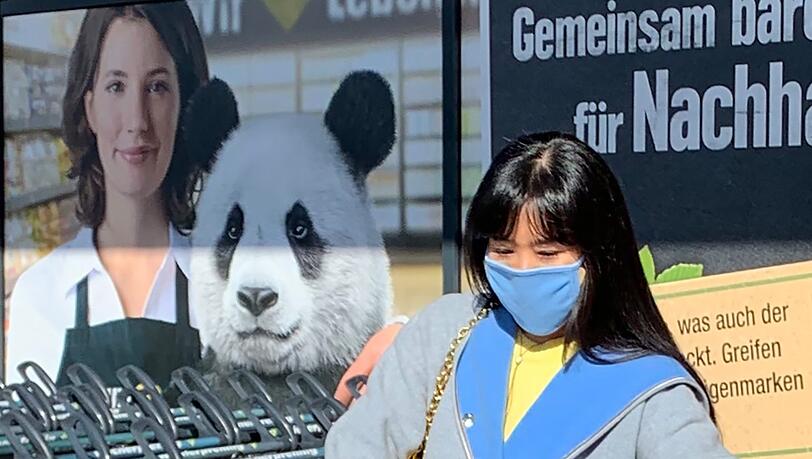 Soyeon Schröder-Kim trägt beim Einkaufen oder Spazierengehen einen Mundschutz. Soyeon Schröder-Kim trägt beim Einkaufen oder Spazierengehen einen Mundschutz.