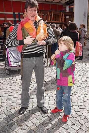 Gerrit D. (38), Angestellter, mit Merlin (8): &bdquo;Ich überlege, mir diese Rettungsschwimmweste für vier Euro zu kaufen. Sie sieht ganz schön schrill aus und hat coole Farben. Ich denke allerdings, dass München etwas zu bieder ist für so ein Kostüm. Außerdem ist es schon etwas zerfetzt und wirklich nicht im besten Zustand. Aber in Leipzig könnte ich das Outfit auf dem Gothic-Treffen tragen &ndash; da würde es nicht auffallen.&ldquo;