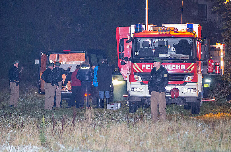 Bilder vom Tatort in Langwied. In einer Keller-Ruine wurde die Leiche einer Frau gefunden. Die Beamten gehen bereits am Montag davon aus, dass es sich um die vermisste Aline Körner handelt.