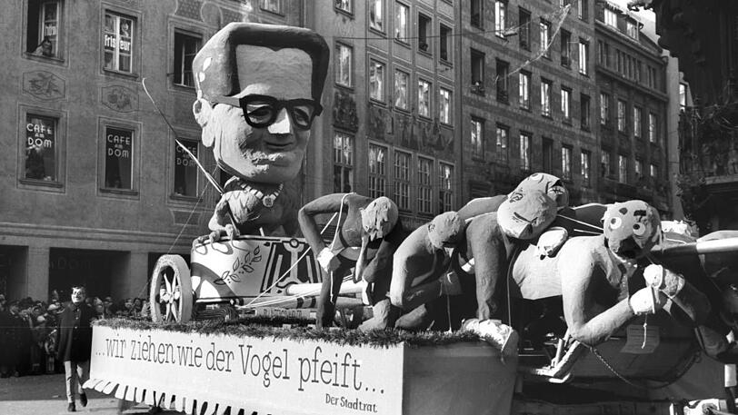 "Wir ziehen, wie der Vogel pfeift" &ndash; OB Hans-Jochen Vogel wird beim Faschingszug 1965 am Marienplatz aufs Korn genommen.