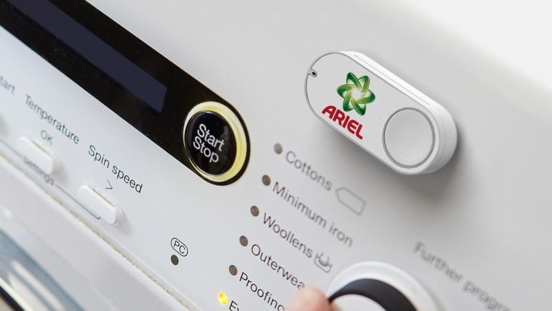 Ein Amazon Dash Button für die Marke Ariel klebt an einer Waschmaschine.