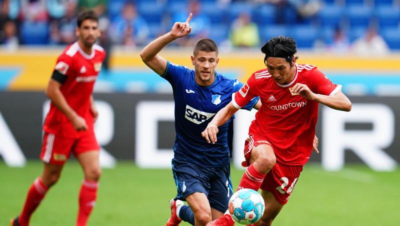 Unions Genki Haraguchi (r) im Laufduell mit dem Hoffenheimer Andrej Kramaric.