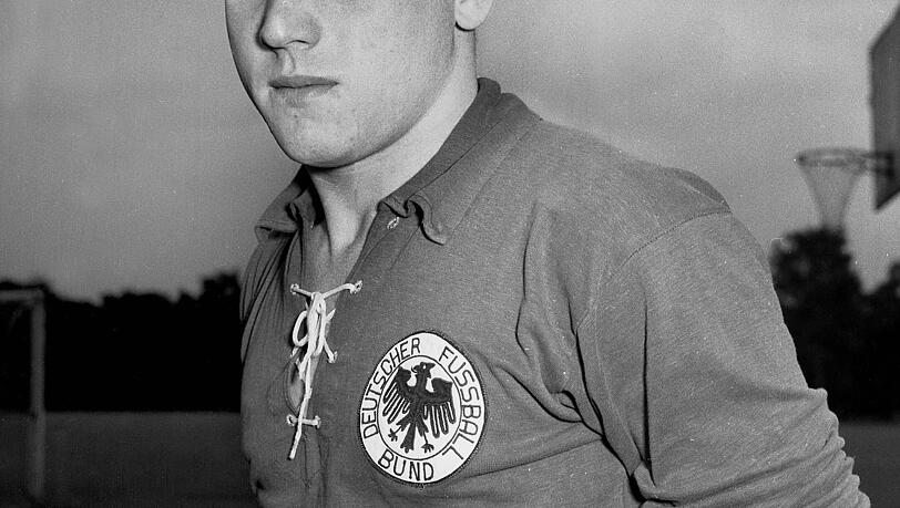 4. September 1956: Der junge Uwe Seeler im Nationaltrikot.