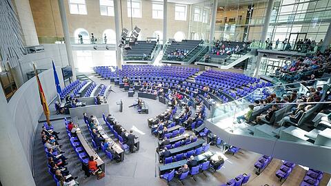 Mit derzeit 736 Abgeordneten ist der Bundestag das größte frei gewählte Parlament der Welt. Das neue Wahlrecht deckelt die Zahl der Sitze nun bei 630.