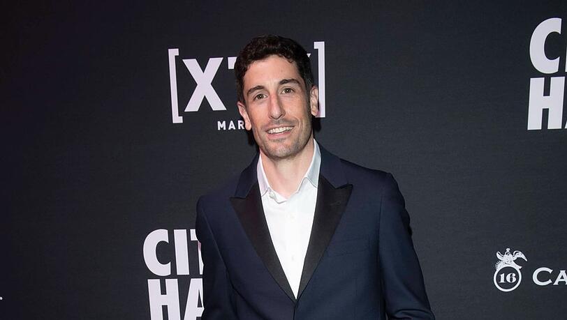 Jason Biggs besuchte sichtlich gut gelaunt die City Harvest Gala in New York City.