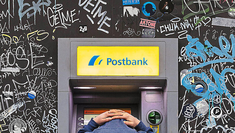 Ein Kunde will Geld abheben - und erschrickt. Die Kosten zur Kontoführung sind bei vielen Kreditinstituten auf einem Rekordniveau.