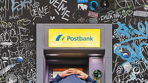 Ein Kunde will Geld abheben - und erschrickt. Die Kosten zur Kontoführung sind bei vielen Kreditinstituten auf einem Rekordniveau.