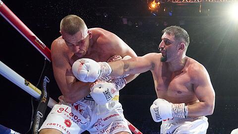 Agit Kabayel (r) in Aktion gegen Damian Knyba.