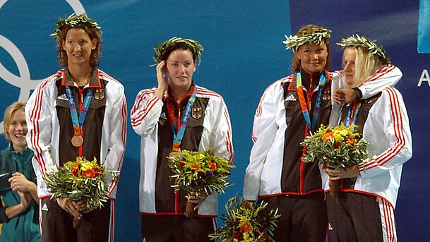 Bei den Olympischen Spielen 2004 in Athen: Mit ihren Teamkolleginnen gewann Franziska van Almsick (2. v. l.) Bronze. Bei den Olympischen Spielen 2004 in Athen: Mit ihren Teamkolleginnen gewann Franziska van Almsick (2. v. l.) Bronze.