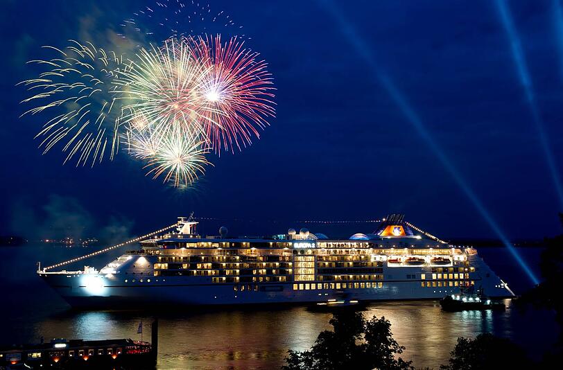 Ein buntes Feuerwerk wurde bei der Schiffstaufe der neuen "Europa 2" in Hamburg abgebrannt