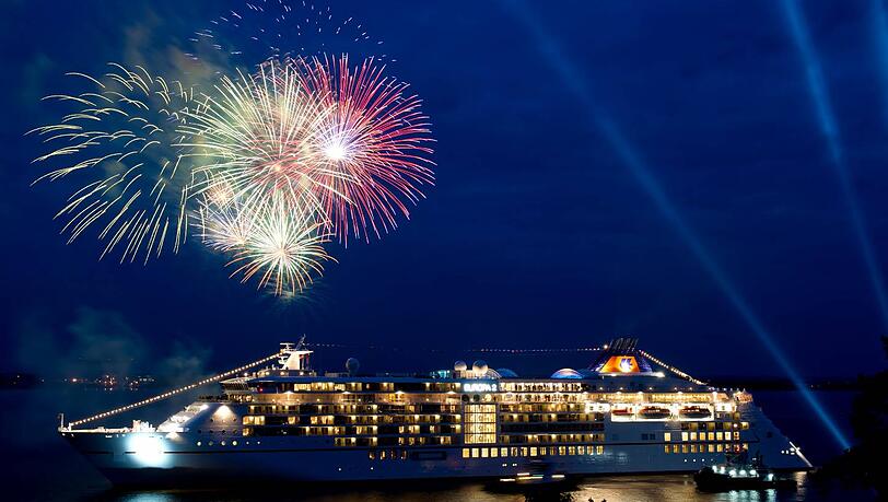 Ein buntes Feuerwerk wurde bei der Schiffstaufe der neuen "Europa 2" in Hamburg abgebrannt Ein buntes Feuerwerk wurde bei der Schiffstaufe der neuen "Europa 2" in Hamburg abgebrannt