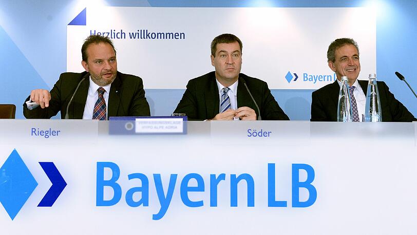 Johannes-Jörg Riegler (l-r), Vorstandsvorsitzender der Bayerischen Landesbank (BayernLB), der bayerische Finanzminister Markus Söder (CSU) und Sparkassen-Präsident Ulrich bei einer Pressekonferenz in München teil. Bayern hat eine Verfassungsklage gegen die geplante Abwicklung der österreichischen Krisenbank Hypo Alpe Adria eingereicht. Johannes-Jörg Riegler (l-r), Vorstandsvorsitzender der Bayerischen Landesbank (BayernLB), der bayerische Finanzminister Markus Söder (CSU) und Sparkassen-Präsident Ulrich bei einer Pressekonferenz in München teil. Bayern hat eine Verfassungsklage gegen die geplante Abwicklung der österreichischen Krisenbank Hypo Alpe Adria eingereicht.