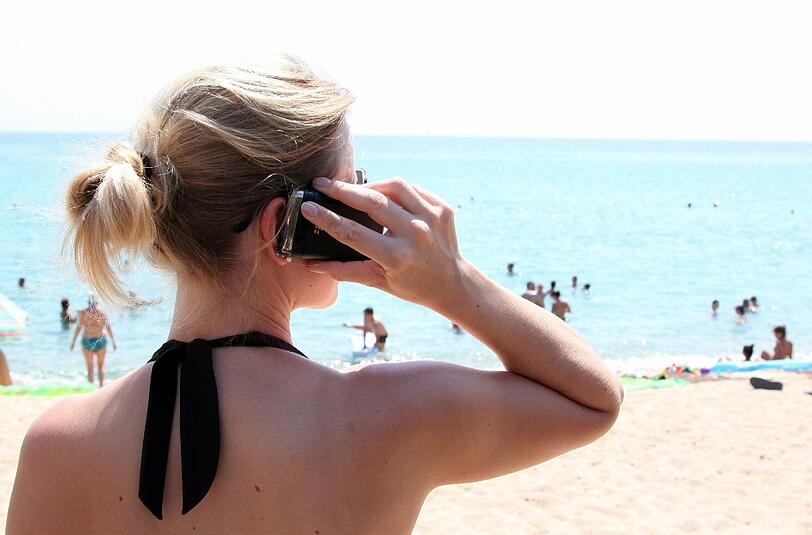 Ab dem 15. Juni 2017 sollen die Extragebühren für das mobile Telefonieren und Surfen und für SMS im EU-Ausland weitgehend wegfallen.
