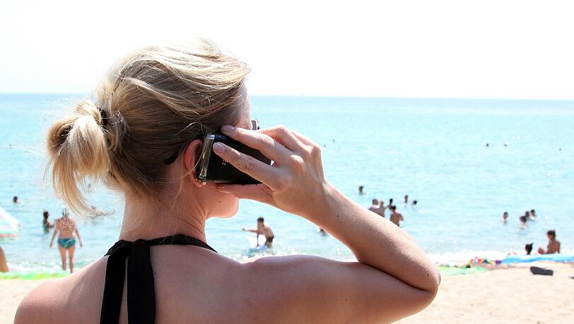 Ab dem 15. Juni 2017 sollen die Extragebühren für das mobile Telefonieren und Surfen und für SMS im EU-Ausland weitgehend wegfallen. Ab dem 15. Juni 2017 sollen die Extragebühren für das mobile Telefonieren und Surfen und für SMS im EU-Ausland weitgehend wegfallen.