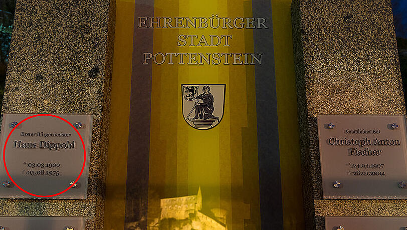 Links das Schild des Anstoßes mit der Ehrung für Hans Dippold auf dem Friedhof in Pottenstein. Links das Schild des Anstoßes mit der Ehrung für Hans Dippold auf dem Friedhof in Pottenstein.