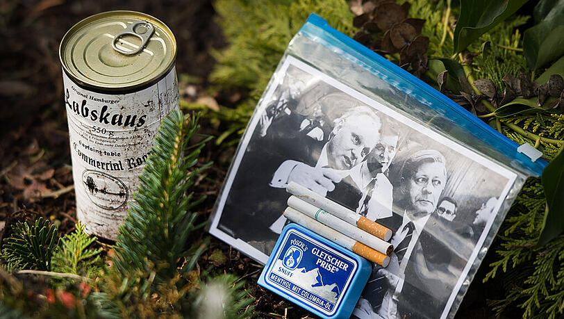 Ein Foto von Helmut Schmidt (r., links der frühere Chef der IG Bergbau und Energie, Adolf Schmidt), Zigaretten, eine Schachtel Schnupftabak und eine Dose Labskaus am Grab des ehemaligen Bundeskanzlers. Ein Foto von Helmut Schmidt (r., links der frühere Chef der IG Bergbau und Energie, Adolf Schmidt), Zigaretten, eine Schachtel Schnupftabak und eine Dose Labskaus am Grab des ehemaligen Bundeskanzlers.