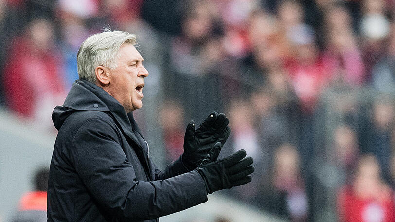 Bayern-Trainer Carlo Ancelotti gestikuliert am Spielfeldrand. Den Punkteverlust gegen Schalke 04 hat's nicht verhindert.