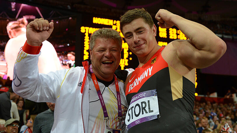 David Storl (rechts) und sein langjähriger Erfolgstrainer Sven Lang feiern gemeinsam Kugelstoß-Silber bei den Olympischen Spielen 2012 in London.