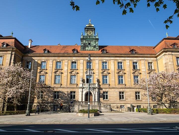 Außenansicht vom Landgericht und Amtsgericht Schweinfurt. Foto: Daniel Karmann/dpa/Archivbild