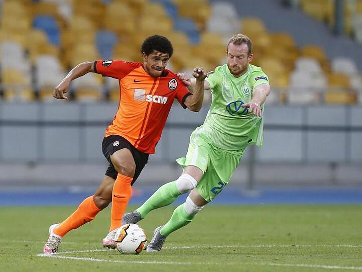 Taison (l) von Schachtjor Donezk und Maximilian Arnold vom VfL Wolfsburg kämpfen um den Ball.