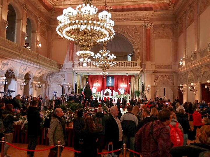 Ein letztes Lebewohl: Abschied von Karel Gott im Prager Sophienpalais.