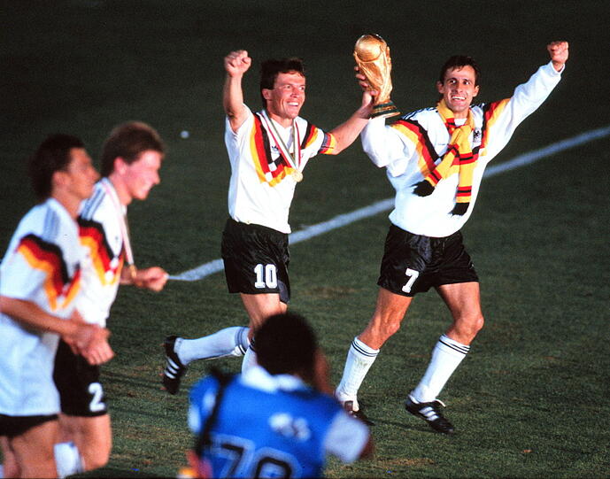Die magische Nacht von Rom: 1990 ist Matthäus (hier mit Pierre Littbarski und dem WM-Pokal) auf dem Höhepunkt seiner Karriere.