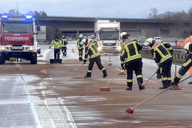 Erst ein Fahrzeugbrand, dann ein schwerer Unfall: Die Feuerwehr hatte auf der A8 einiges zu tun.