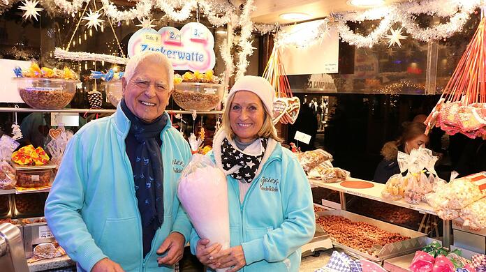 Helga Geier mit ihrem Mann Kurt in "Geiers Mandelküche". Mit dem Schausteller-Standl stehen sie normalerweise zusammen auf der Wiesn, und seit 1978 auch auf dem Christkindlmarkt am Marienplatz.
