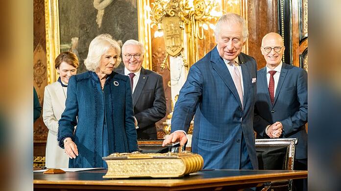 König Charles III. und Königsgemahlin Camilla haben sich nun auch im Goldenen Buch der Stadt Hamburg verewigt.