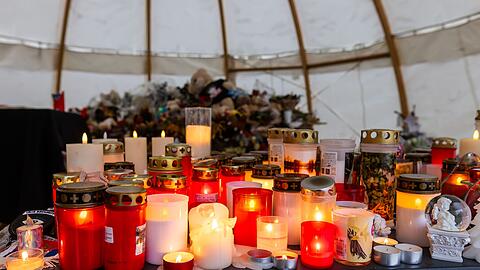 Menschen haben Kerzen und Blumen f&uuml;r die Opfer abgelegt. (Archivbild)