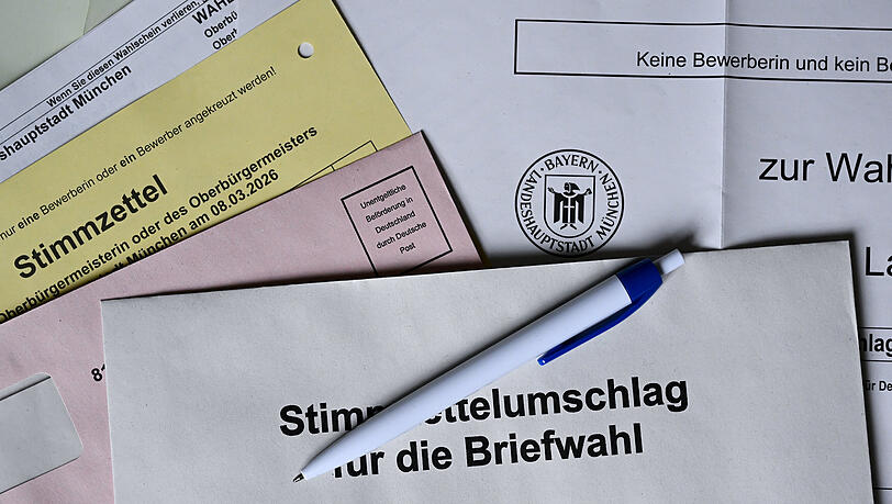 Briefwahlunterlagen f&uuml;r die Kommunalwahl 2026 in Bayern liegen auf einem Tisch. Die Kommunalwahlen in Bayern finden am 8.3.2026 statt.
