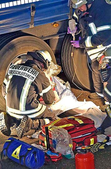 Bilder vom schweren Verkehrsunfall auf der A99 bei Neuherberg. Ein 40-Tonner raste in ein Stauende - mehrere Personen wurden schwer verletzt.