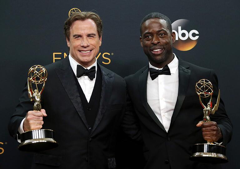 John Travolta (l.) feiert mit Sterling K. Brown.