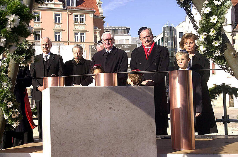 9. November 2003: Der Grundstein für die neue Synagoge wird gelegt im Beisein von (v. l.) Edmund Stoiber, Paul Spiegel (Präsident des Zentralrats der
Juden), Alt-OB Hans-Jochen Vogel, OB Christian Ude und Charlotte Knobloch (Stellvertretende Präsidentin des Zentralrats der Juden).