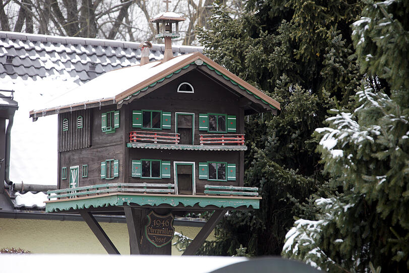 Schmuckes Heim: Das Taubenhaus im Hof der alten Mühle am Zehentstadelweg, das jetzt in einem privaten Garten aufgestellt ist.